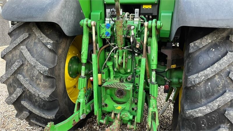 Traktor John Deere 6930 AutoPower med frontlift og front PTO: gambar 20