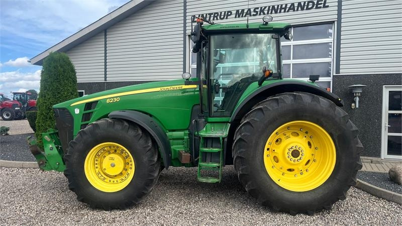 Traktor John Deere 8230 Med frontlift: gambar 11 Traktor John Deere 8230 Med frontlift: gambar 11
