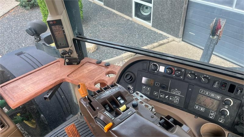 Traktor John Deere 8230 Med frontlift: gambar 7 Traktor John Deere 8230 Med frontlift: gambar 7