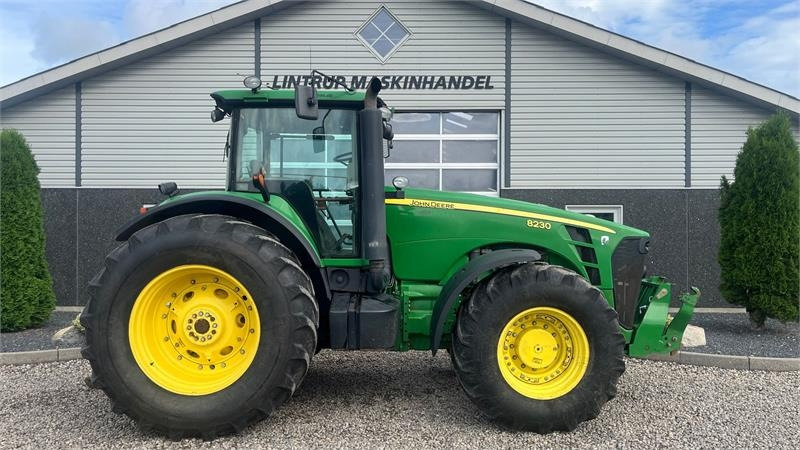 Traktor John Deere 8230 Med frontlift: gambar 8 Traktor John Deere 8230 Med frontlift: gambar 8