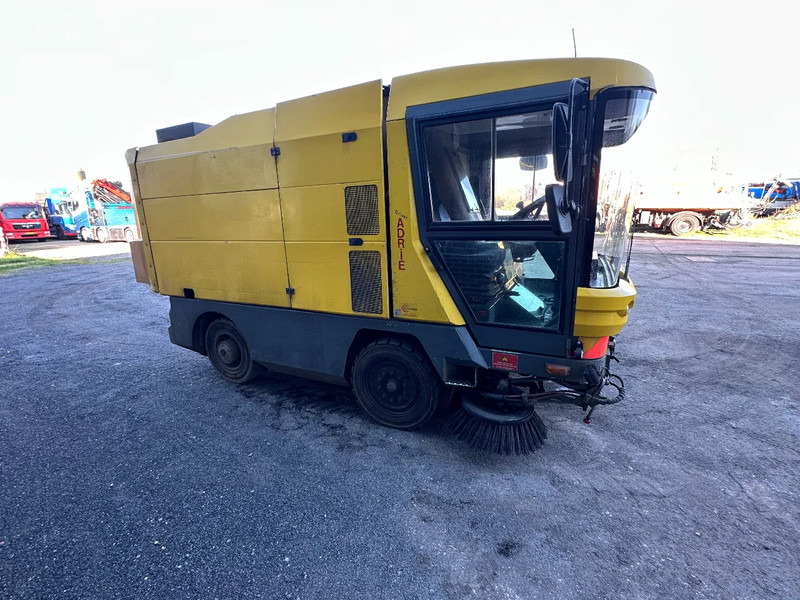 Ravo 530 VEEGMACHINE/SWEEPER!! - Penyapu jalan: gambar 5 Ravo 530 VEEGMACHINE/SWEEPER!! - Penyapu jalan: gambar 5