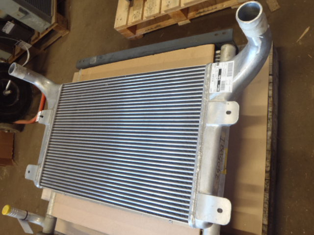 Case LL00083 - Intercooler untuk Peralatan konstruksi: gambar 2 Case LL00083 - Intercooler untuk Peralatan konstruksi: gambar 2