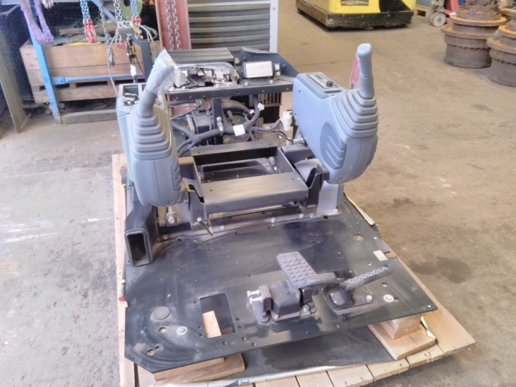 Hitachi HITACHI-5 - - Kabin dan interior untuk Peralatan konstruksi: gambar 4 Hitachi HITACHI-5 - - Kabin dan interior untuk Peralatan konstruksi: gambar 4