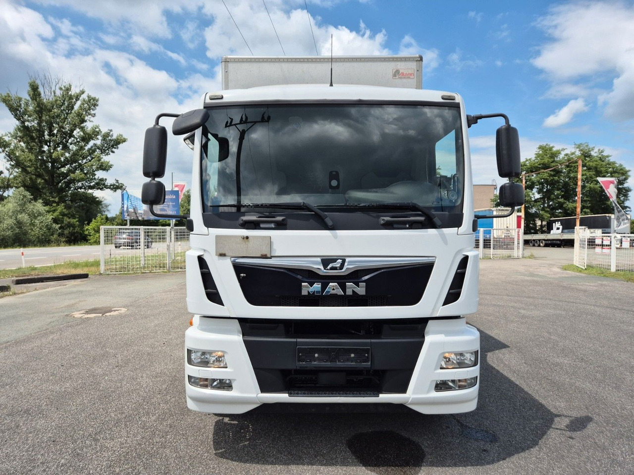 MAN TGM 15.250 - Truk box: gambar 2 MAN TGM 15.250 - Truk box: gambar 2