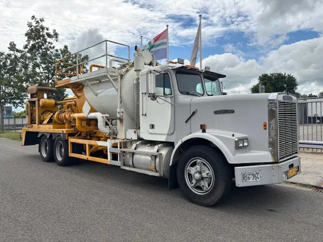 Freightliner 3 AXLE RIGID BODY chassis cabine - Truk sasis: gambar 3 Freightliner 3 AXLE RIGID BODY chassis cabine - Truk sasis: gambar 3
