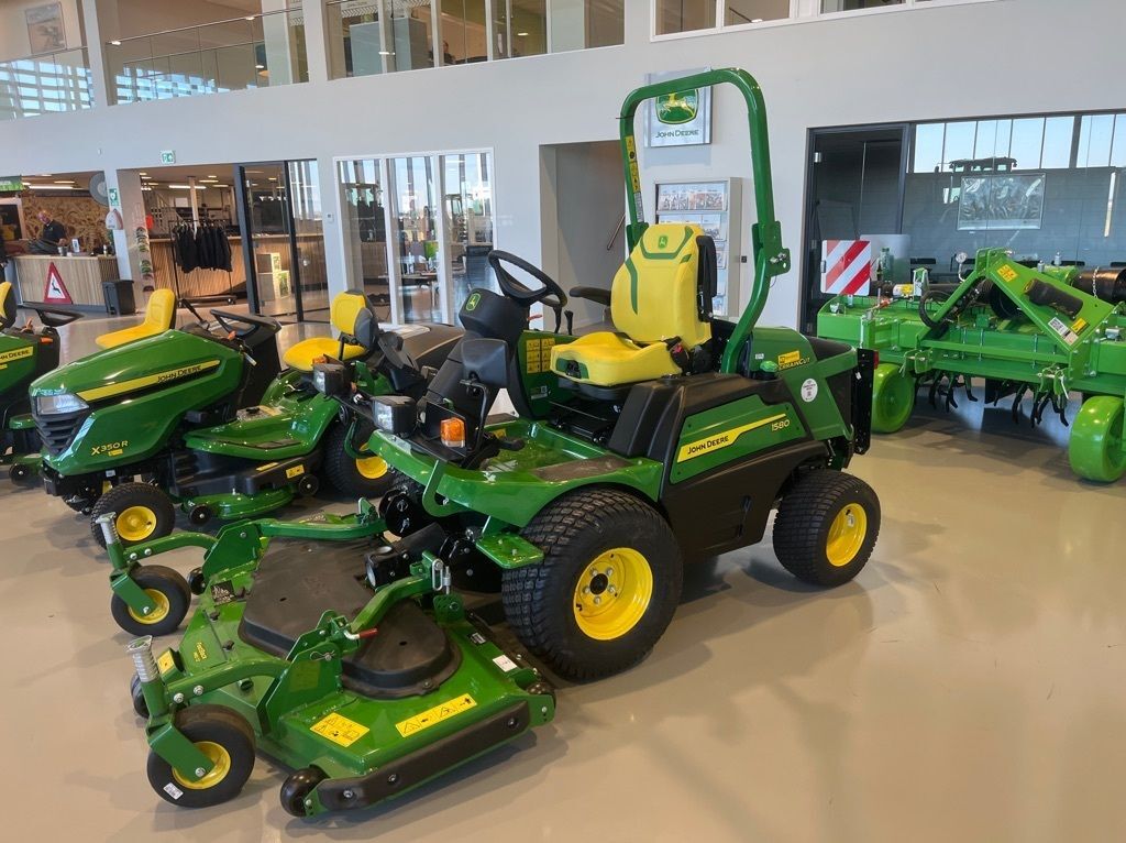 John Deere 1580 - Mesin pemotong rumput: gambar 1 John Deere 1580 - Mesin pemotong rumput: gambar 1