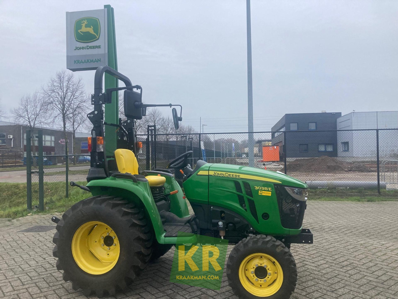 John Deere 3038E - Traktor kompak: gambar 2 John Deere 3038E - Traktor kompak: gambar 2