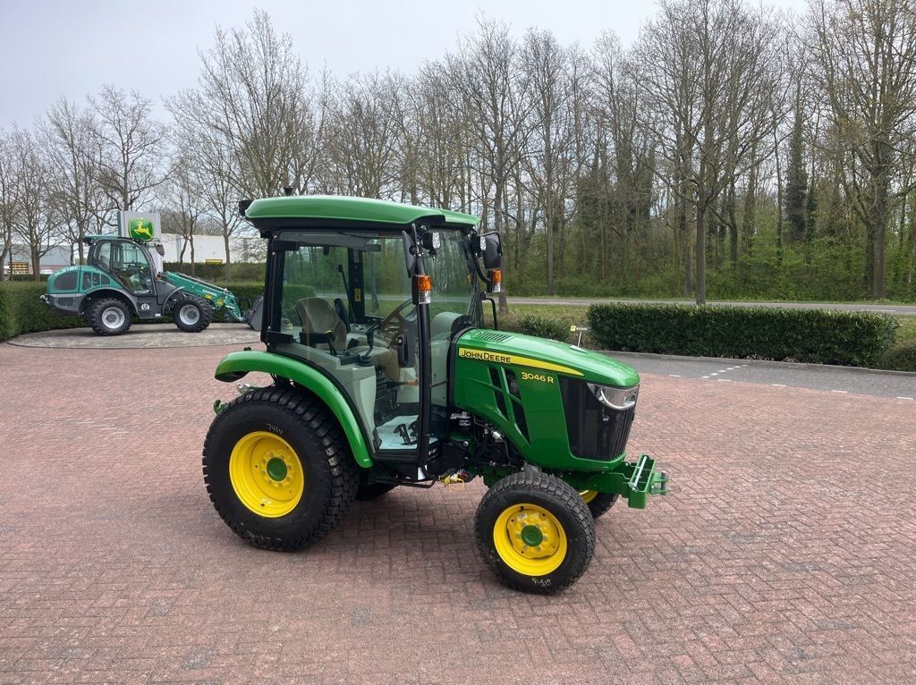 John Deere 3046R - Traktor kompak: gambar 4 John Deere 3046R - Traktor kompak: gambar 4