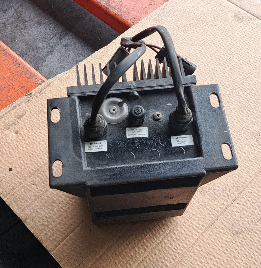 BATTERY CHARGER 12V – VECTOR - Baterai: gambar 4 BATTERY CHARGER 12V – VECTOR - Baterai: gambar 4