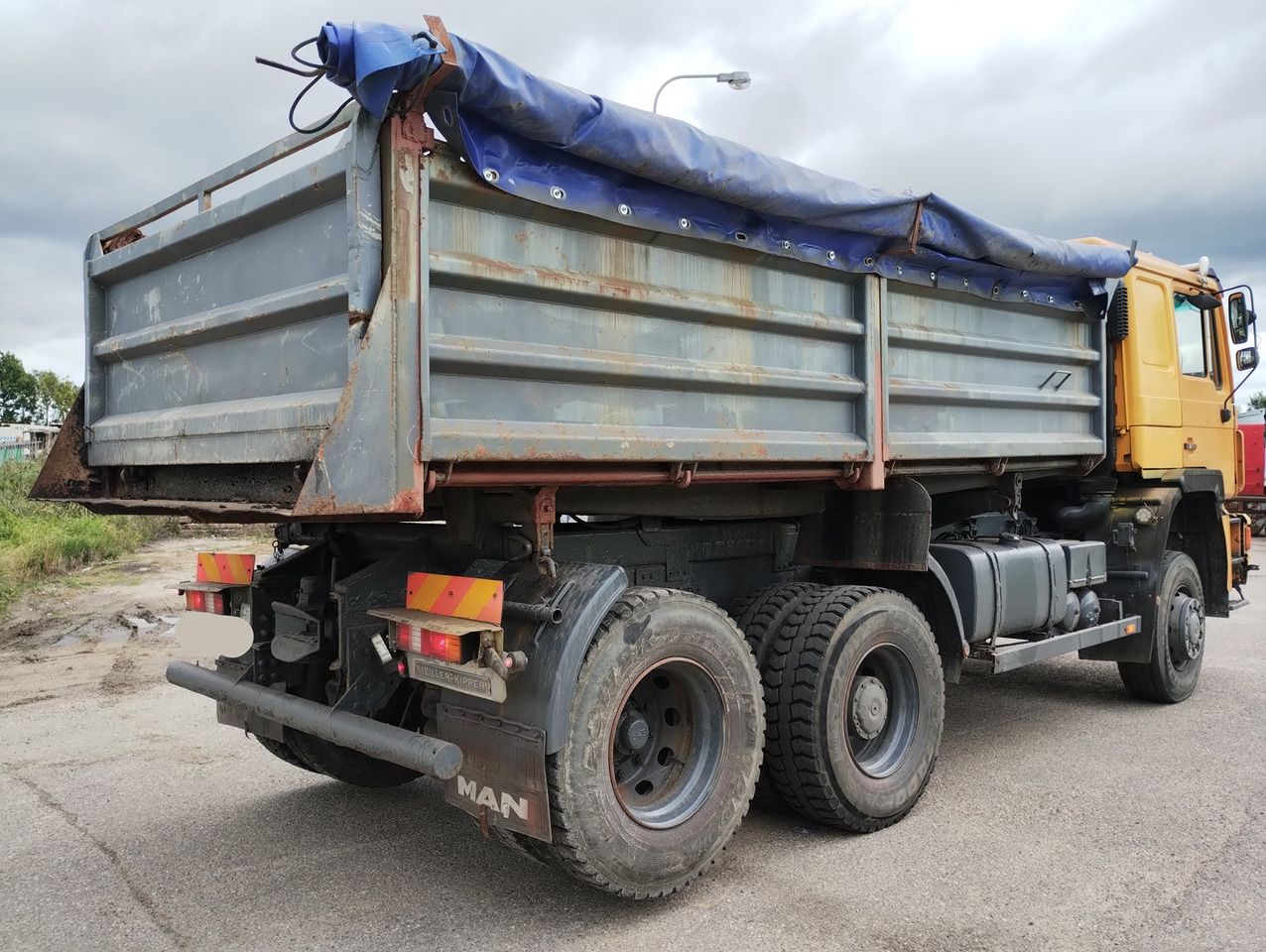 MAN F90 19-372 6X4 - 4 - Truk jungkit: gambar 4 MAN F90 19-372 6X4 - 4 - Truk jungkit: gambar 4
