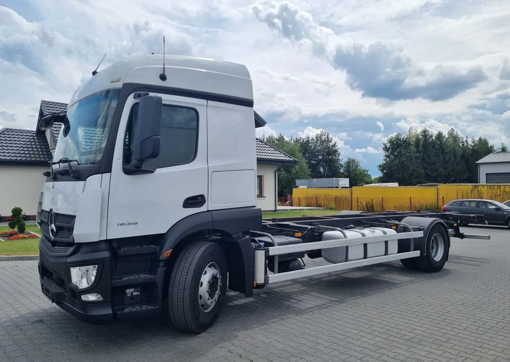 Mercedes-Benz Actros 1836 - Truk dengan terpal samping: gambar 1 Mercedes-Benz Actros 1836 - Truk dengan terpal samping: gambar 1