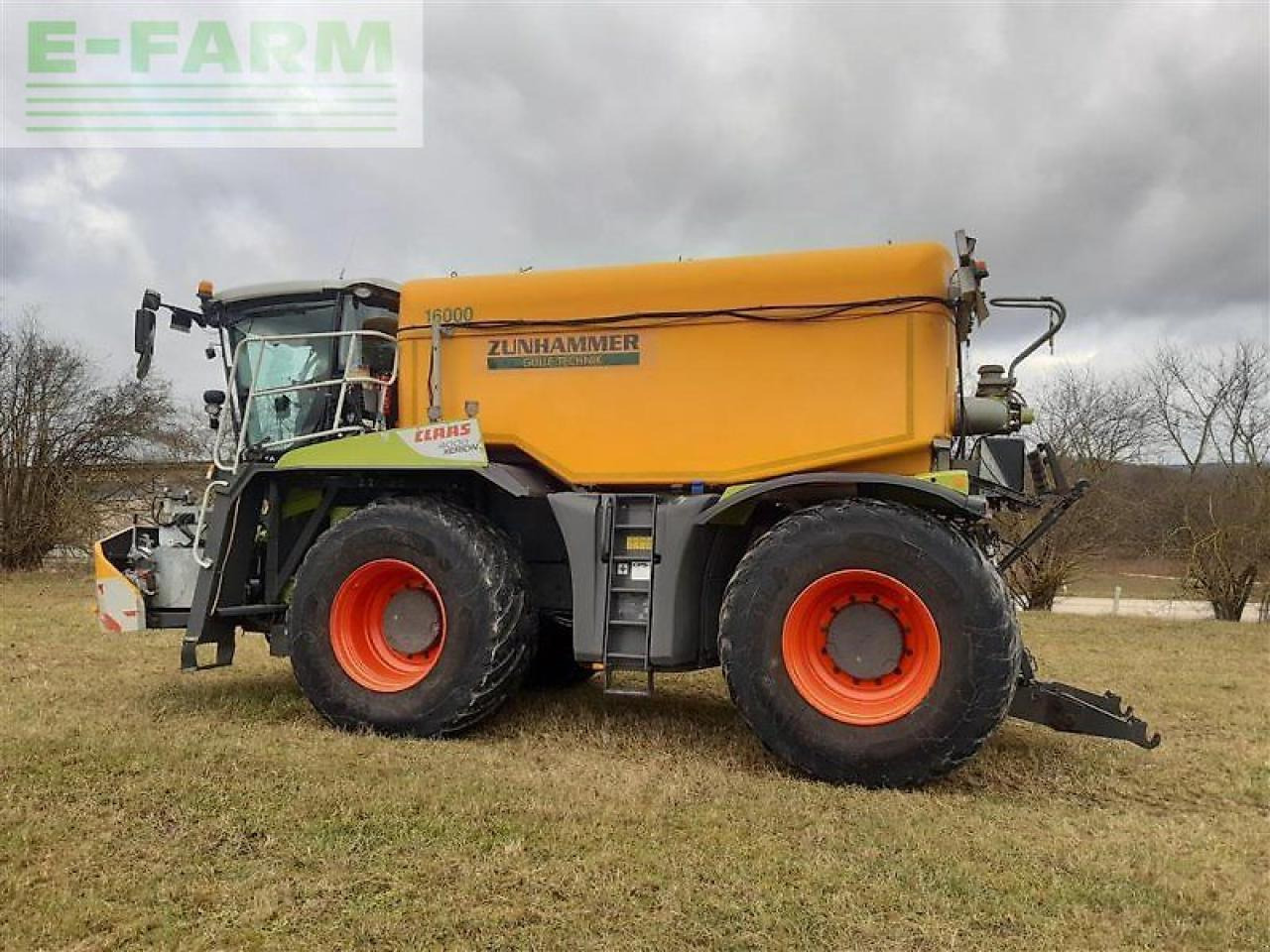 CLAAS xerion 4000 saddle trac SADDLE TRAC - Penyemprot self-propelled: gambar 5 CLAAS xerion 4000 saddle trac SADDLE TRAC - Penyemprot self-propelled: gambar 5