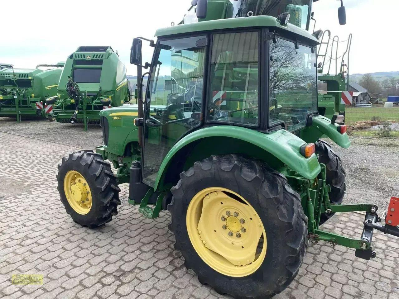 John Deere 5055e - Traktor: gambar 5 John Deere 5055e - Traktor: gambar 5