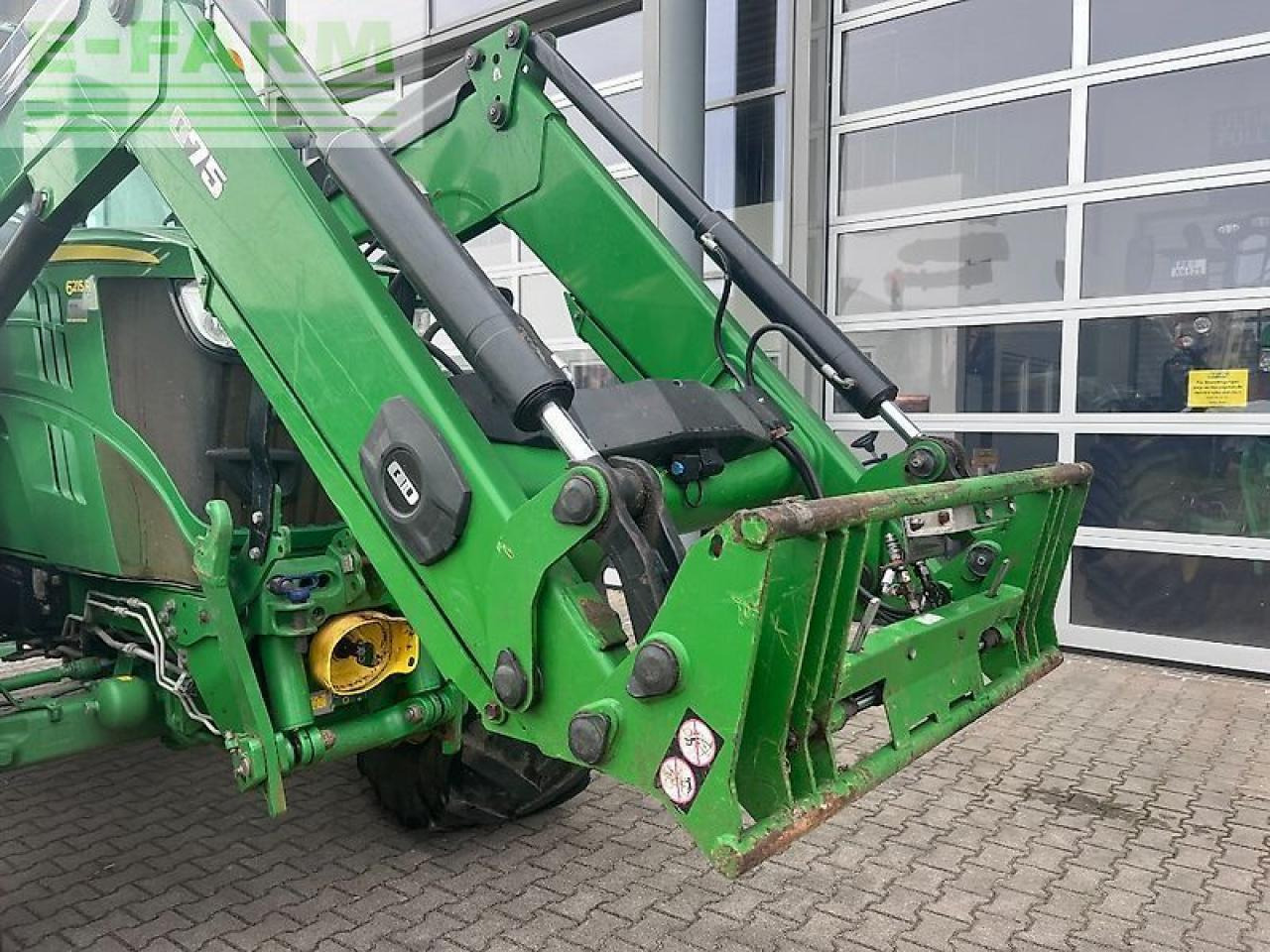 Traktor John Deere 6215r: gambar 12