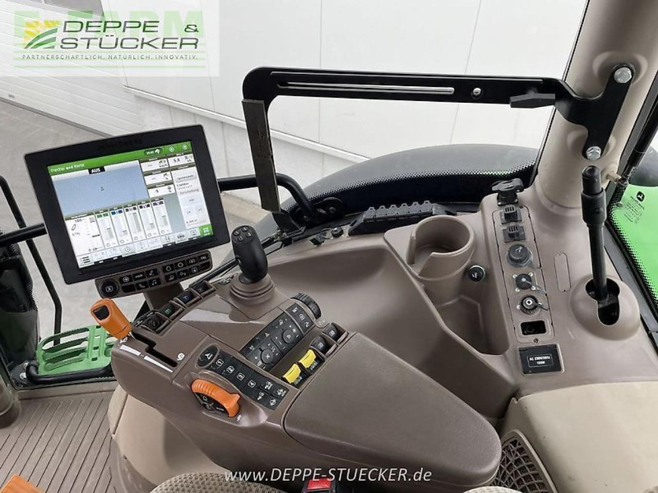 Traktor John Deere 6215r: gambar 9