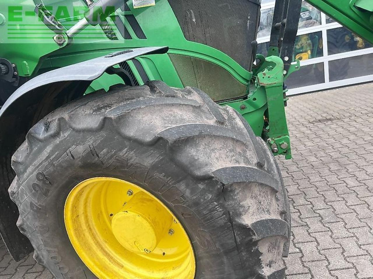 Traktor John Deere 6215r: gambar 8