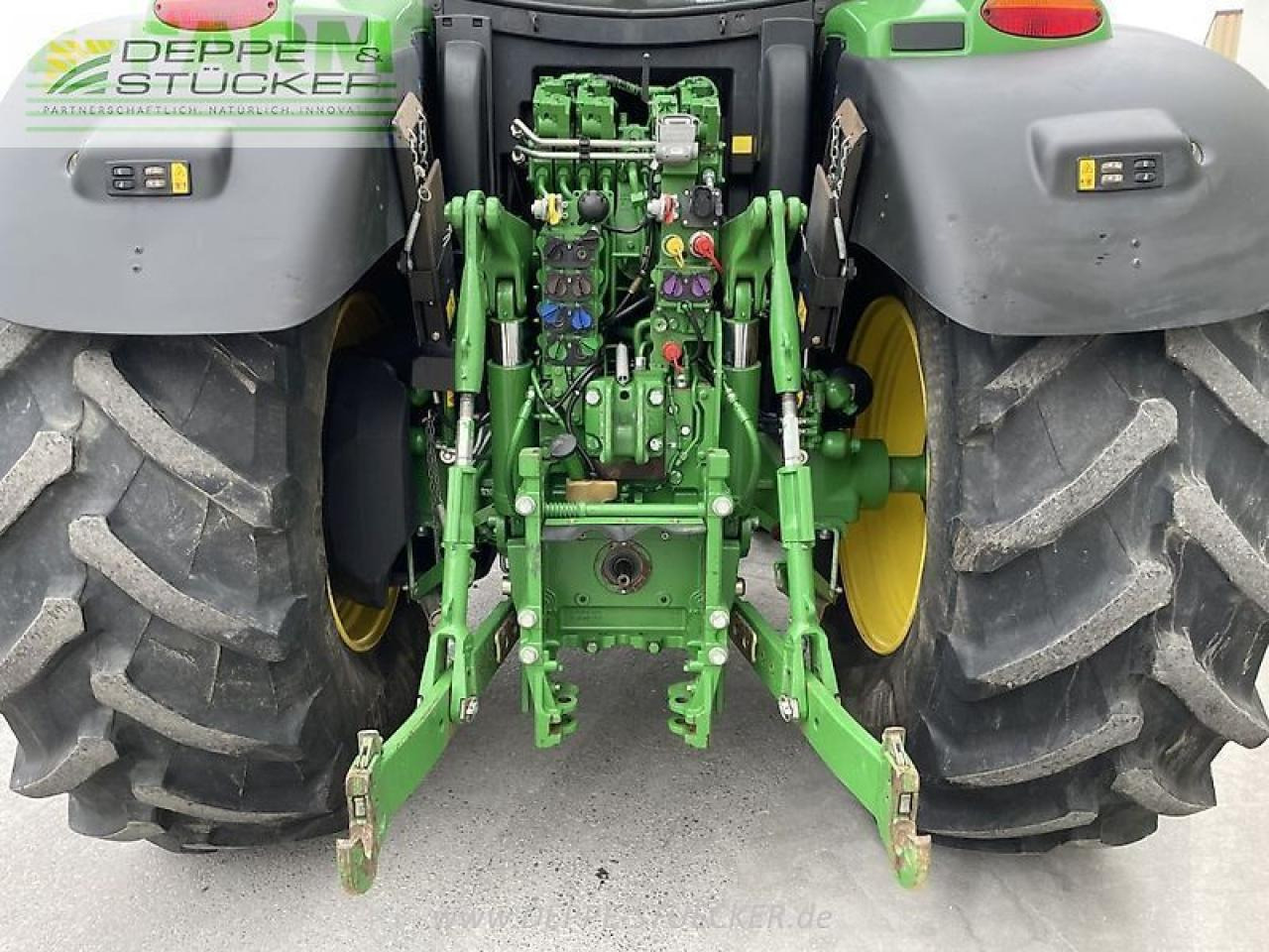 Traktor John Deere 6215r: gambar 11