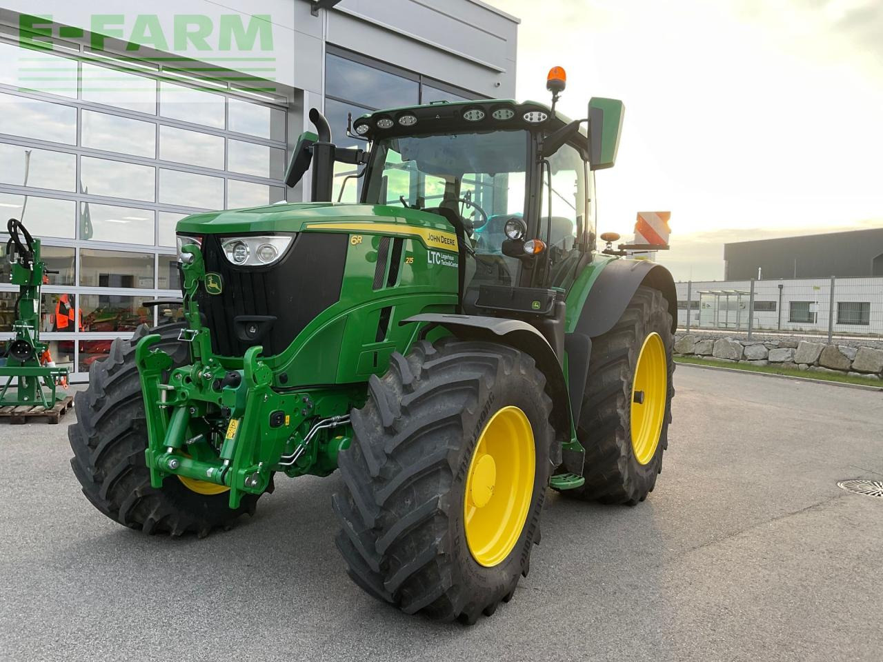John Deere 6R 215 - Traktor: gambar 1 John Deere 6R 215 - Traktor: gambar 1