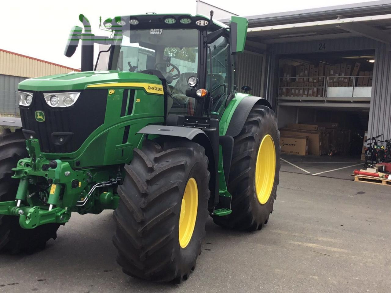 John Deere 6R215 - Traktor: gambar 1 John Deere 6R215 - Traktor: gambar 1
