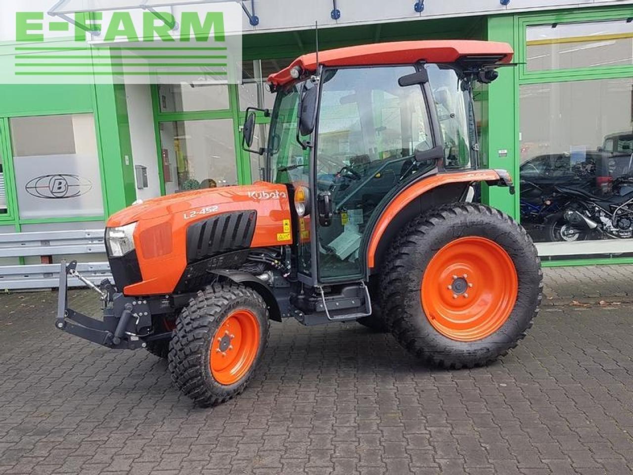 Kubota l2-452 - Traktor: gambar 2 Kubota l2-452 - Traktor: gambar 2