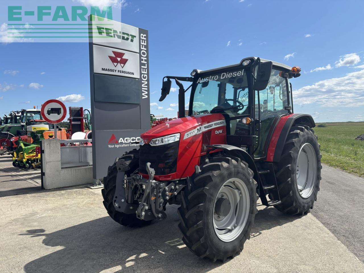 Massey Ferguson 5711 m dyna 4 comfort - Traktor: gambar 1 Massey Ferguson 5711 m dyna 4 comfort - Traktor: gambar 1