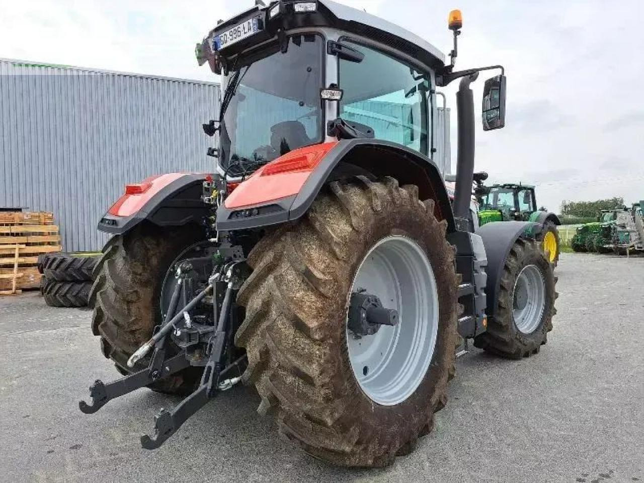 Massey Ferguson 8s.205 - Traktor: gambar 4 Massey Ferguson 8s.205 - Traktor: gambar 4