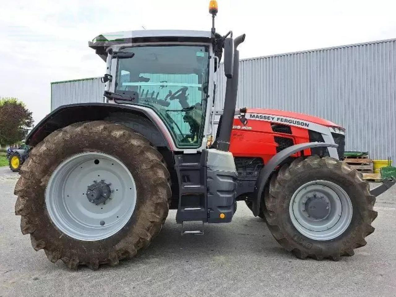 Massey Ferguson 8s.205 - Traktor: gambar 3 Massey Ferguson 8s.205 - Traktor: gambar 3