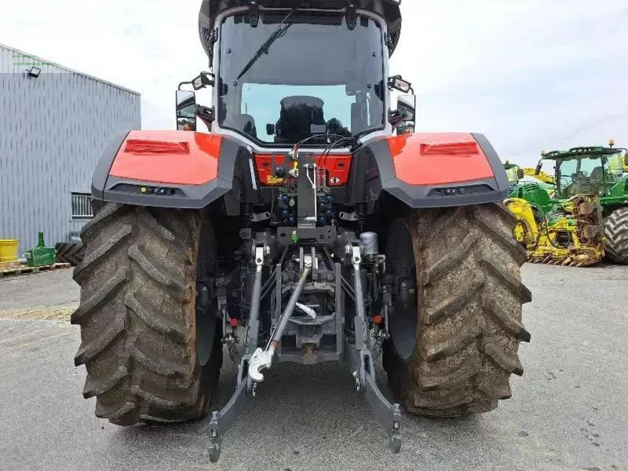 Massey Ferguson 8s.205 - Traktor: gambar 5 Massey Ferguson 8s.205 - Traktor: gambar 5