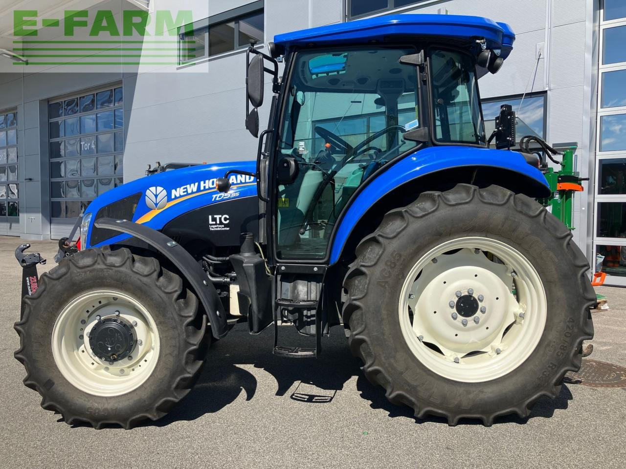 New Holland TD5.85 - Traktor: gambar 2 New Holland TD5.85 - Traktor: gambar 2
