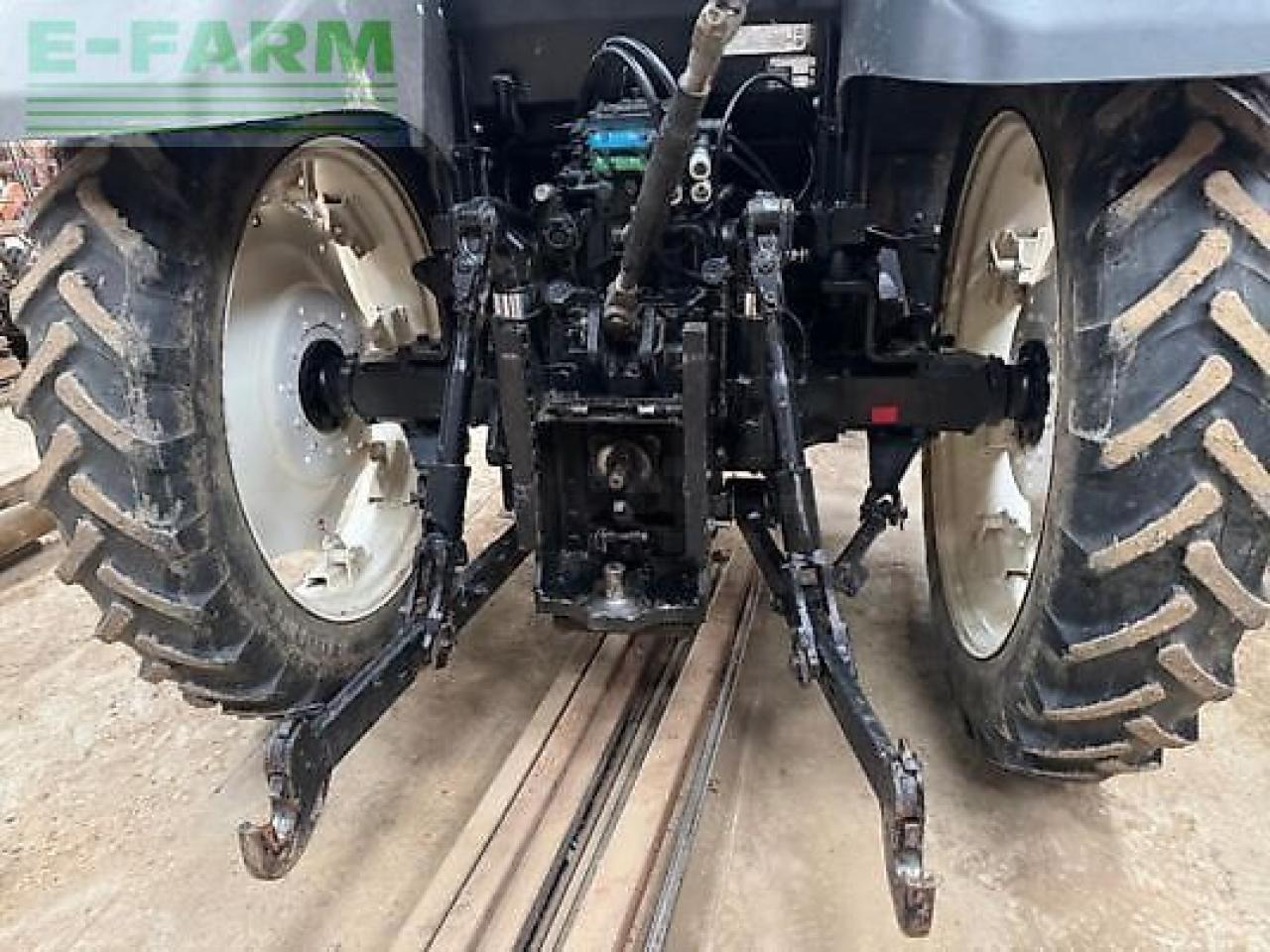 New Holland t6030 - Traktor: gambar 5 New Holland t6030 - Traktor: gambar 5