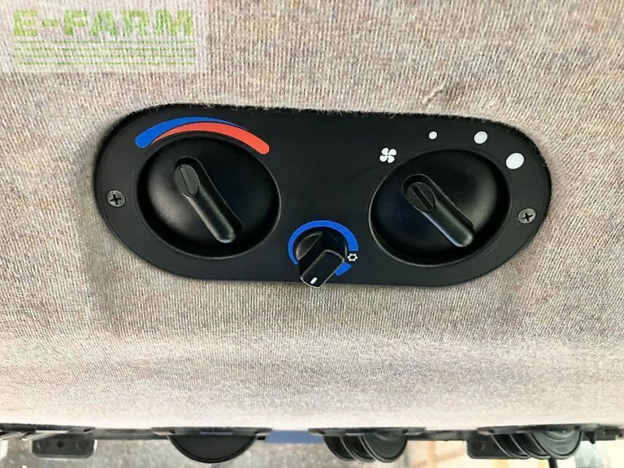 Traktor New Holland tl100a (4wd) A: gambar 14 Traktor New Holland tl100a (4wd) A: gambar 14