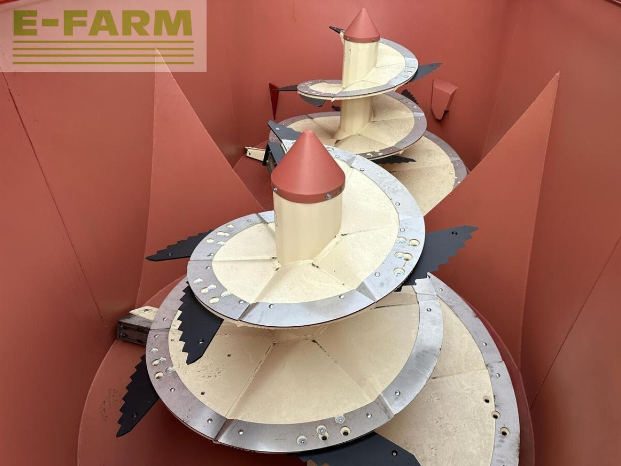 Strautmann verti-mix 2401 double - Peralatan ternak: gambar 4 Strautmann verti-mix 2401 double - Peralatan ternak: gambar 4