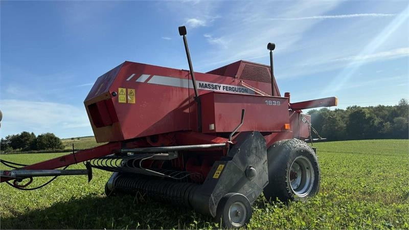 Massey Ferguson 1839 Småballe presser - Pembungkus bale: gambar 1 Massey Ferguson 1839 Småballe presser - Pembungkus bale: gambar 1