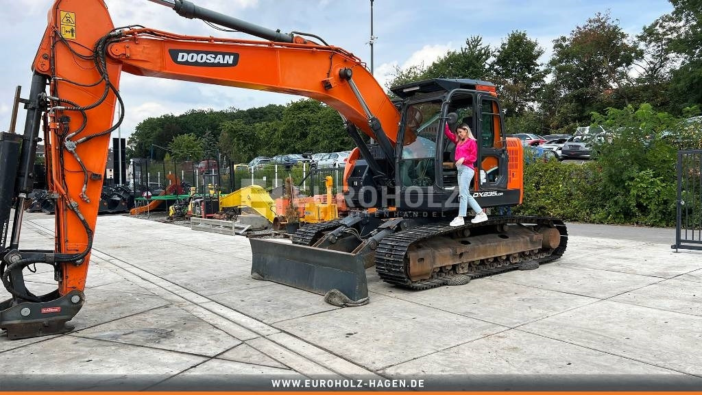 Doosan Kettenbagger DX 235 LCR-5, hyd. SW OilQuick 70-55 - Ekskavator perayap: gambar 2 Doosan Kettenbagger DX 235 LCR-5, hyd. SW OilQuick 70-55 - Ekskavator perayap: gambar 2
