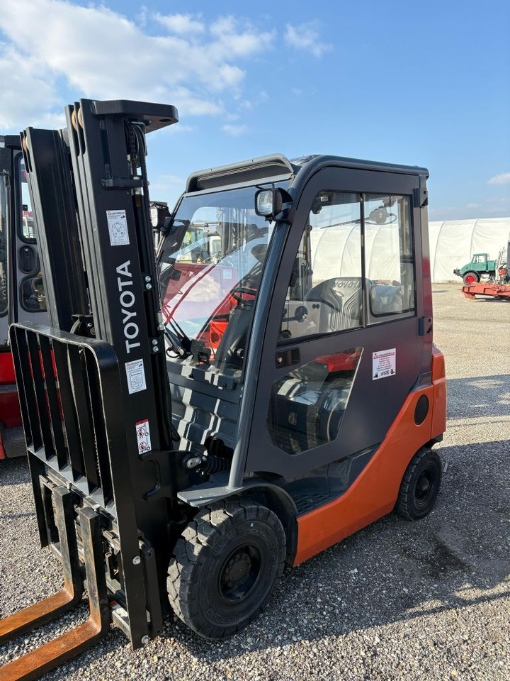 Toyota Tonero 02-8FGF15 - Forklift: gambar 2 Toyota Tonero 02-8FGF15 - Forklift: gambar 2