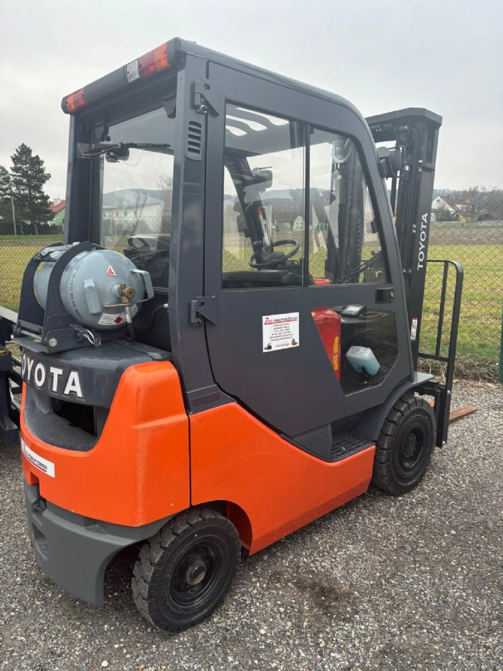 Toyota Tonero 02-8FGF15 - Forklift: gambar 1 Toyota Tonero 02-8FGF15 - Forklift: gambar 1