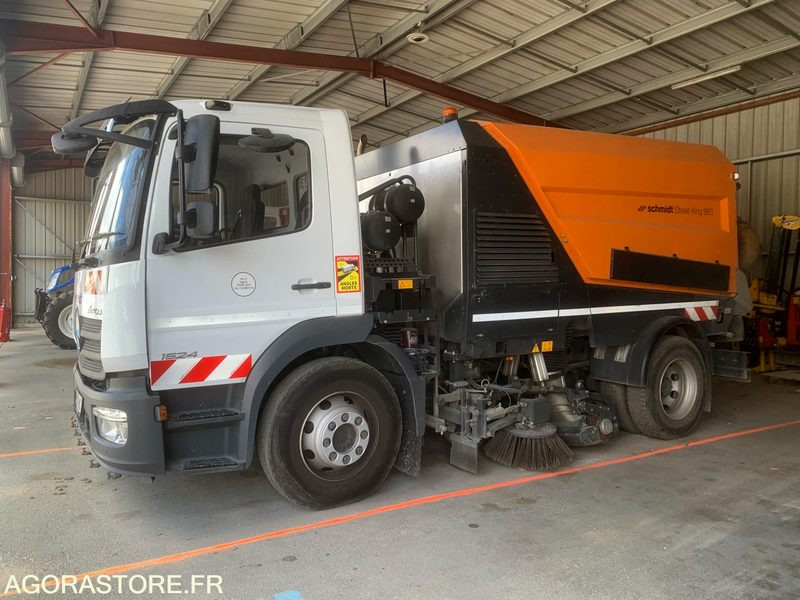 BALAYEUSE COMPOSÉE D'UN PORTEUR MERCEDES ET D'UN SYSTÈME DE BALAYAGE SCHMIDT - Penyapu jalan: gambar 1 BALAYEUSE COMPOSÉE D'UN PORTEUR MERCEDES ET D'UN SYSTÈME DE BALAYAGE SCHMIDT - Penyapu jalan: gambar 1