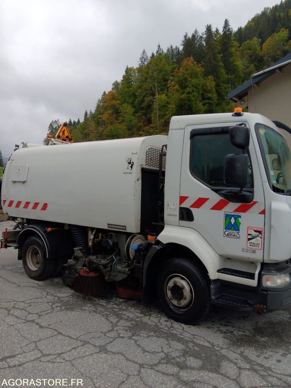 BALAYEUSE de Voiries- RENAULT MIDLUM 220 DXI avec aspiratrice EUROVOIRIE - Penyapu jalan: gambar 4 BALAYEUSE de Voiries- RENAULT MIDLUM 220 DXI avec aspiratrice EUROVOIRIE - Penyapu jalan: gambar 4