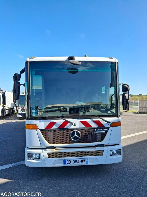 BOM Mercedes Econic 243135 kms 2013 - CX-094-MW - Truk sampah: gambar 5 BOM Mercedes Econic 243135 kms 2013 - CX-094-MW - Truk sampah: gambar 5