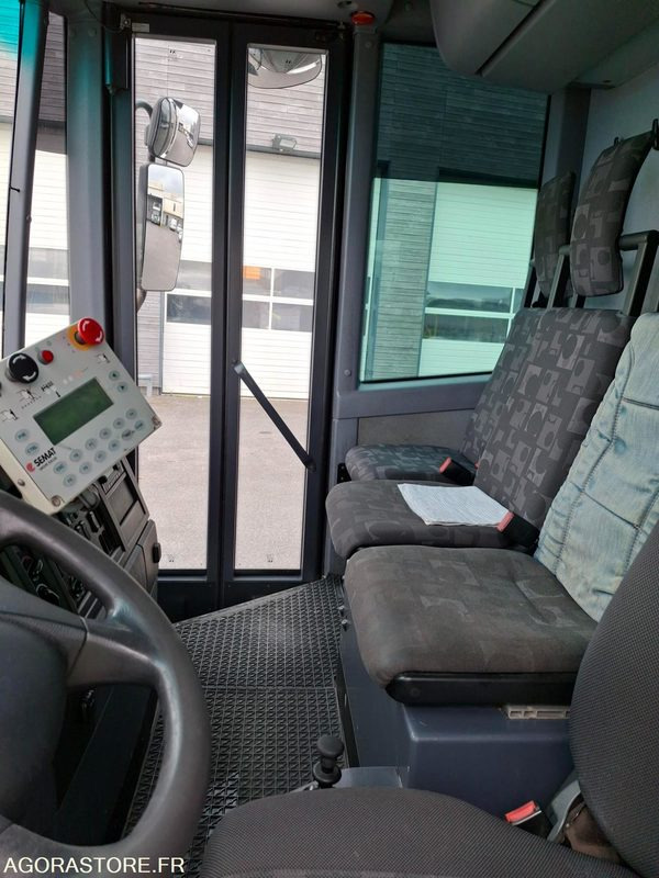 BOM Mercedes Econic 292045 kms 2013 - CW-067-TW - Truk sampah: gambar 5 BOM Mercedes Econic 292045 kms 2013 - CW-067-TW - Truk sampah: gambar 5
