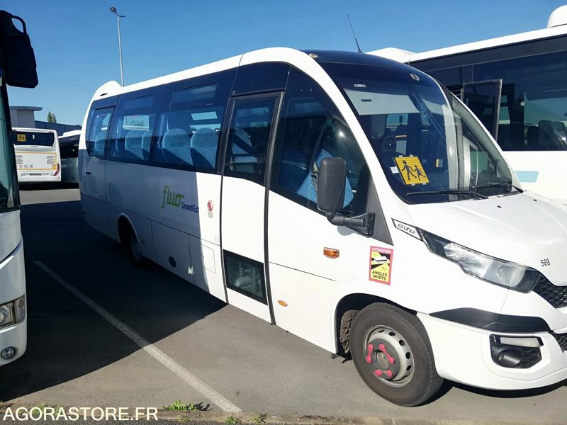 Bus Iveco UNVI 70C17 - 2017 - 120 000 km - Bus sekolah: gambar 1 Bus Iveco UNVI 70C17 - 2017 - 120 000 km - Bus sekolah: gambar 1