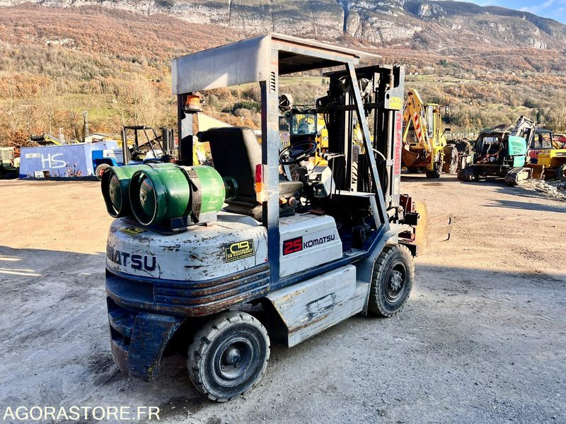 CHARIOT ÉLÉVATEUR À GAZ KOMATSU FG25T-11E AVEC PINCES - 1995 / 7938 HEURES - Forklift diesel: gambar 3 CHARIOT ÉLÉVATEUR À GAZ KOMATSU FG25T-11E AVEC PINCES - 1995 / 7938 HEURES - Forklift diesel: gambar 3