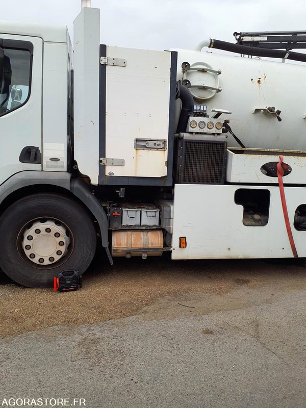 HYDROCUREUR 19T RIVARD - 2004 / 262 122 KM - Truk vakum: gambar 4 HYDROCUREUR 19T RIVARD - 2004 / 262 122 KM - Truk vakum: gambar 4