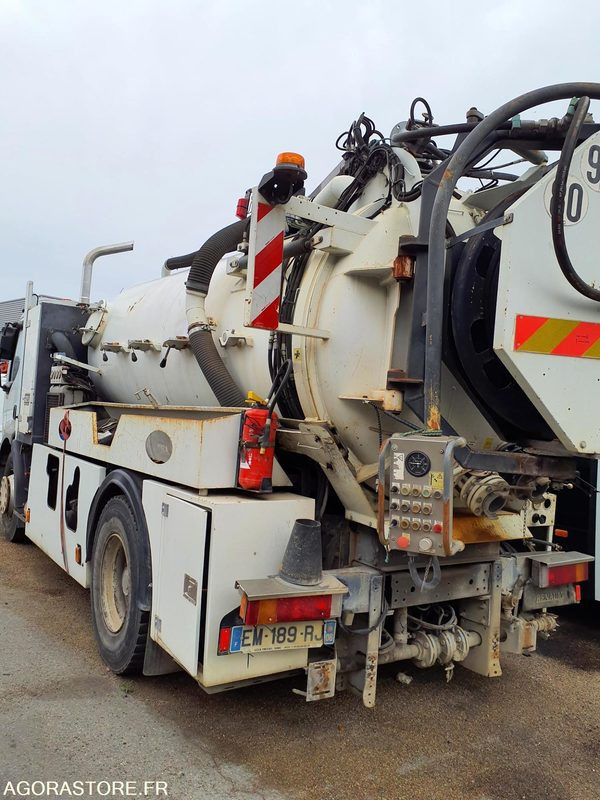 HYDROCUREUR 19T RIVARD - 2004 / 262 122 KM - Truk vakum: gambar 2 HYDROCUREUR 19T RIVARD - 2004 / 262 122 KM - Truk vakum: gambar 2