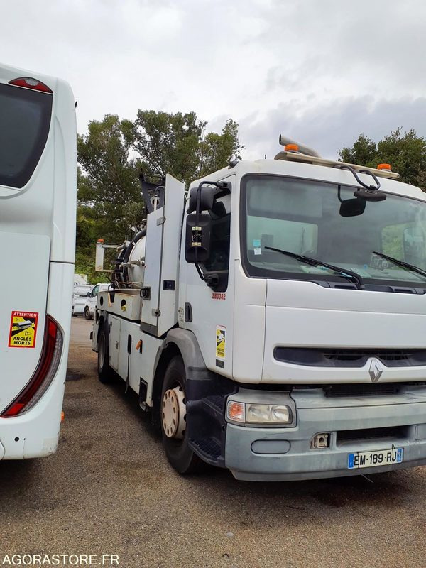 HYDROCUREUR 19T RIVARD - 2004 / 262 122 KM - Truk vakum: gambar 1 HYDROCUREUR 19T RIVARD - 2004 / 262 122 KM - Truk vakum: gambar 1