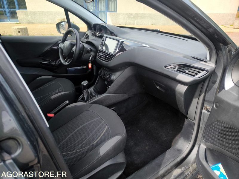 PEUGEOT 208 1.4 HDI 68 ACTIVE - Mobil: gambar 5 PEUGEOT 208 1.4 HDI 68 ACTIVE - Mobil: gambar 5