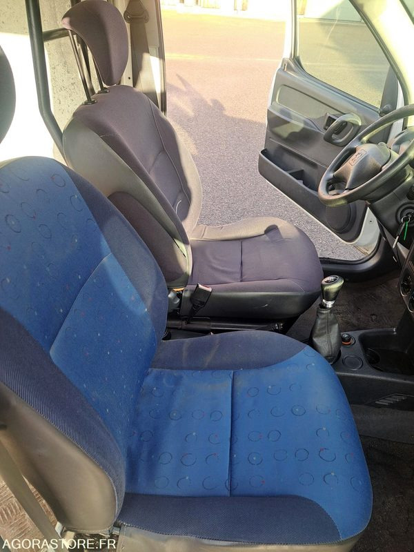 Van kecil PEUGEOT PARTNER 103583kms 2004: gambar 11 Van kecil PEUGEOT PARTNER 103583kms 2004: gambar 11