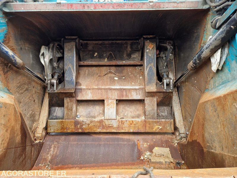 PORTEUR BOM 26T VOLVO GEESINK - 2014 - 154700kms - Truk sampah: gambar 4 PORTEUR BOM 26T VOLVO GEESINK - 2014 - 154700kms - Truk sampah: gambar 4