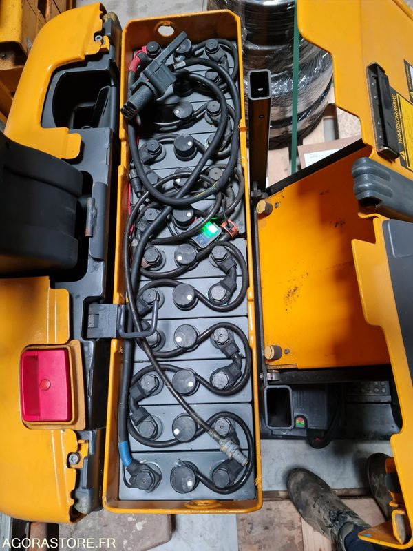 PREPARATEUR DE COMMANDE JUNGHEINRICH ECE220 - 2012 - 2391 HEURES - Peralatan untuk menangani material: gambar 3 PREPARATEUR DE COMMANDE JUNGHEINRICH ECE220 - 2012 - 2391 HEURES - Peralatan untuk menangani material: gambar 3