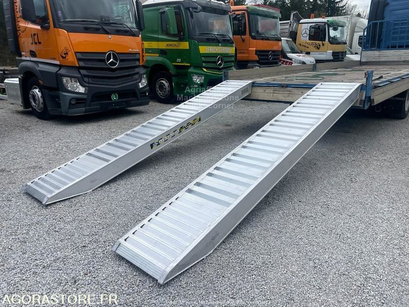 RAMPE DE CHARGEMENT ALU, 1600/3500 KG 2.50 à 4 mètres - Peralatan dan perlengkapan: gambar 2 RAMPE DE CHARGEMENT ALU, 1600/3500 KG 2.50 à 4 mètres - Peralatan dan perlengkapan: gambar 2